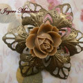 BR011 Broche en bronce con flor color café. Dimensiones 5,8 x 5,8 cm