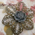 BR009 Broche en bronce con flor gris. Dimensiones 6,5 x 6,5 cm