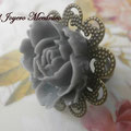 A006 Anillo filigrana bronce con flor gris