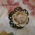 BR003 Broche en bronce con flor beige. Dimensiones 3 x 3 cm