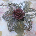 BR001 Broche en bronce con flor granate. Dimensiones 6,5 x 6,5 cm