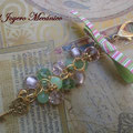 LL006 Llavero dorado de cuentas verdes y rosas, con candado y llave, y lazo. Largo aproximado 16cm 