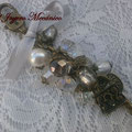 LL002 Llavero color bronce, de cuentas lampwork grises, perla, cuentas facetadas de cristal, llave, candado y lazo gris. Largo aprox. 12.5cm