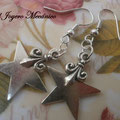 PM027 pendientes estrella y flor de lis