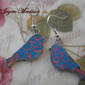 PE002 pájaro azul con filigranas en rosa, 4,5cm