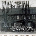 ca. Ende 1930  |   Kinder des Dorfes und Gutsarbeiter