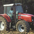 Massey Ferguson 7480 Traktor mit Pflug (Quelle: AGCO)