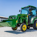 John Deere 2032R Kompakttraktor mit Frontlader (Quelle: John Deere)