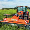 Kubota M5091 Traktor mit Mähwerk (Quelle: Kubota)