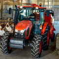 Kubota M5092 Allradtraktor mit Futtermischwagen (Quelle: Kubota)