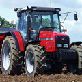 MF 4355 Traktor mit Standardhaube (Quelle: AGCO)