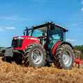 Massey Ferguson 4707 Kompakttraktor mit Allradantrieb und Kabine (Quelle: AGCO)