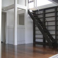 本棚とロフトへの階段