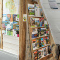 panneaux de flyers et documents touristiques à disposition dans le gîte