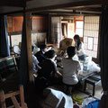 なんとか座る場所を作り休憩している様子です。