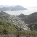 正面の島は「高根島」です