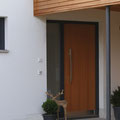 Haustüre mit Blendrahmen in Farbe und Türblatt Lärche Naturton