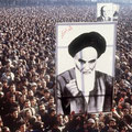 Manifestations à Téhéran en janvier 1979. Portrait de l'ayatollah Khomeini. (AFP)
