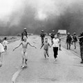 Cliché de Nick Ut (Viet/Améric.). 8 juin 1972, Trang Bang, Sud-Vietnam. Kim Phuc a 9 ans quand un avion sud-vietnamien largue sur son village des bombes au napalm. Une photographie couronnée par le prix Pulitzer. AP/NICK UT