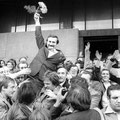 La joie après l’enregistrement de Solidarnosc au tribunal (1989). Lech Walesa avec des fleurs.