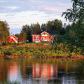 Auch in dieser Gegend Finnlands sind die roten "Schwedenhäuser" typisch