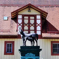 Skulptur Stute mit Fohlen am Brunnen im Hof des Haupt- und Landesgestüts Marbach