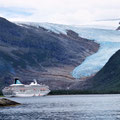 Engenbreen Gletscher mit Kreuzfahrtschiff im Fjord.