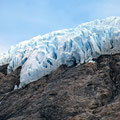 Auch dieser in der Sonne blau leuchtende Gletscher gehört zum Svartisen.