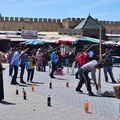 Meknes - buntes Leben auf dem großen Platz gegenüber des Bab Mansour