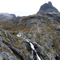 Trollstigen - Blick auf Stigfossen und den Gipfel des Alnestiden