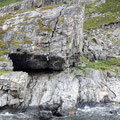 „Bukkekjerka“, eine von der Natur geschaffene Felsspalte/Grotte