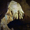 Kleiner Lichtblick - ein enger Spalt führt zu Stalaktiten in einer Nebenhöhle.