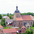 Fahrgäste vom Ostfalen Courier blicken in Weferlingen vom Burgturm "Grauen Harm" in Richtung Mausoleum — hier: Flecken Weferlingen