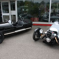 Morgan 3-Wheeler Dove Grey vor dem Schaufenster