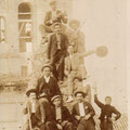 Grupo de amigos delante de la torre de Santa María (alrededor de 1900). Foto cortesía de la familia Molina Castro.