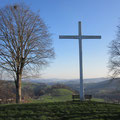 Ein mächtiges Kreuz bei Kreuzbühl hoch über Doppleschwand