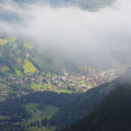 Eine erste Aufhellung gibt den Blick frei nach Champéry.