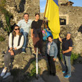 Team-Bild auf einer alten Burgruine bei Uschhorod.