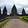 Trois des 240 temples de Prambanan