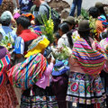 Les femmes à la sortie de la messe en quechua à Písac