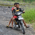 Y a pas d'âge pour conduire une moto en Asie...