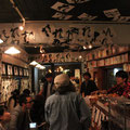 店のいたるところ、石井さんの作品で埋め尽くされています。