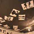 天井にも作品が展示されています。これは練り消しを黒に着色して貼付けたそうです。