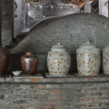 ceramiques tradtitionnelles devant four ancien