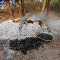 fabrication du charbon de bois pour faire la cuisine