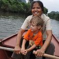 en barque dans les rivieres de la baie d'Halong Terreste ( Tam Coc)