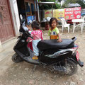 Népal le scooter s'apprend au plus jeune age