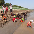 on aime bien patouiller dans l'eau et le sable avec les enfants Cambodgien au bord du fleuve 