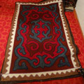 Shyrdak, tapis cousu à partir de pieces de feutres de differentes couleurs