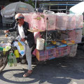 marchand d'animaux à moto au vietnam